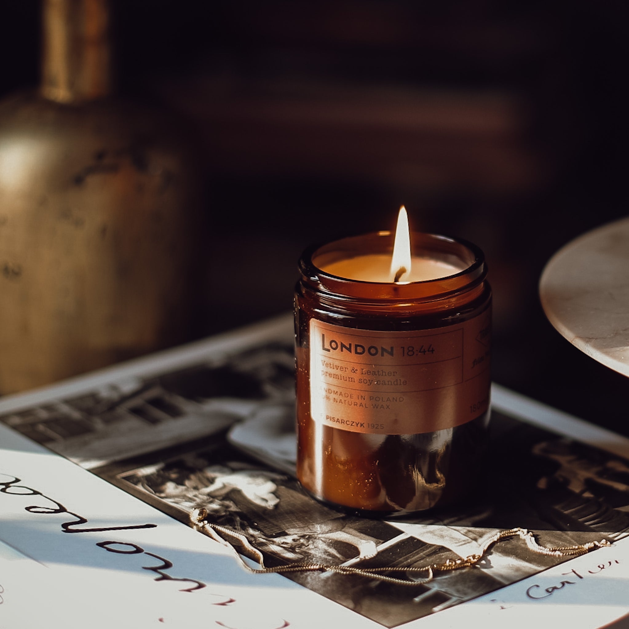 LONDON 18:44 Vetiver & Leather - Świeca sojowa premium - Kolekcja Travels