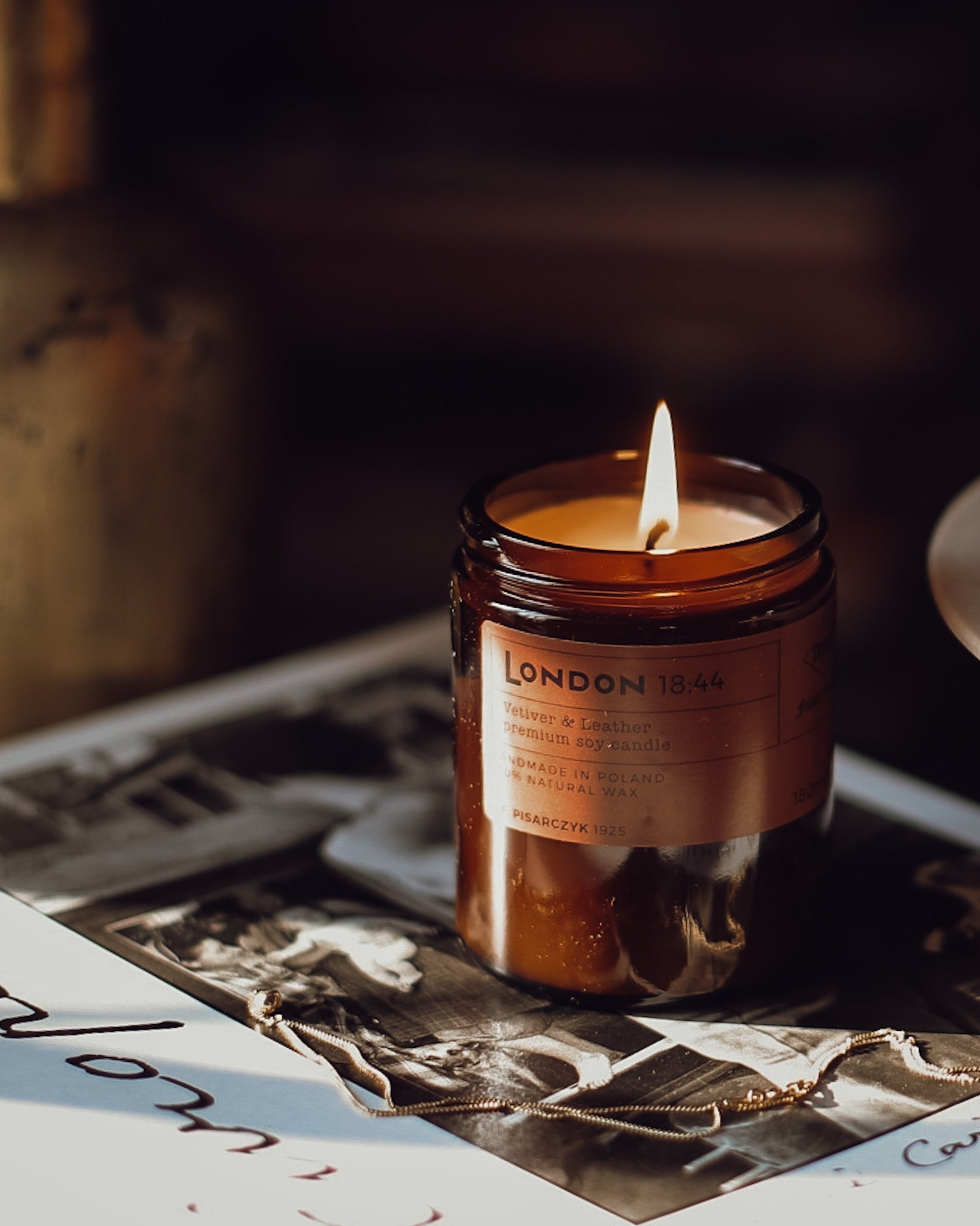 LONDON 18:44 Vetiver & Leather - Świeca sojowa premium - Kolekcja Travels