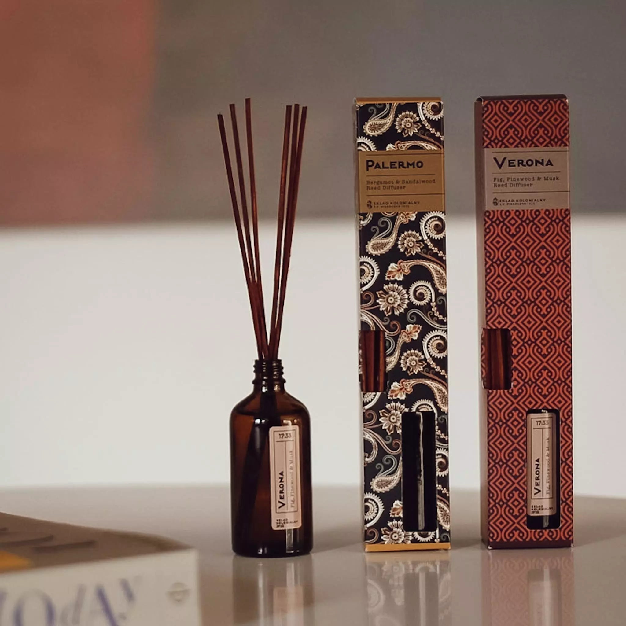 VERONA 17:33 Fig, Pinewood & Musk Naturalny Dyfuzor Rattanowy - Kolekcja Travels JF Pisarczyk 1925