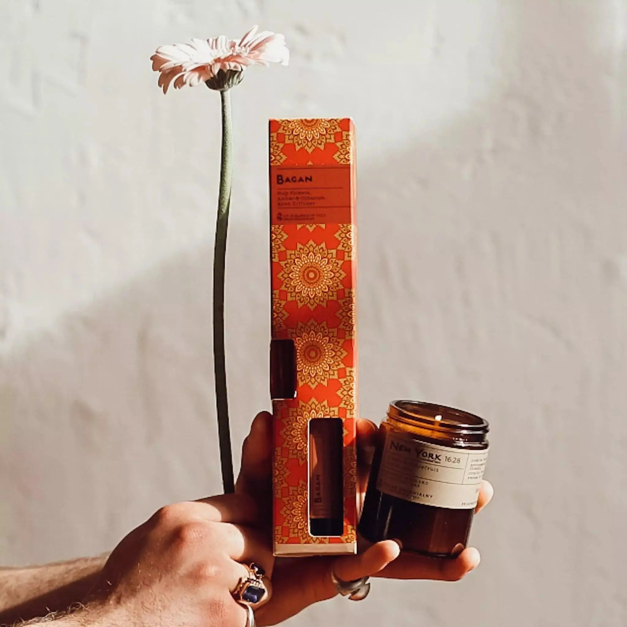 BAGAN 5:57 Holy Flowers, Amber & Olibanum Naturalny Dyfuzor Ratanowy tło