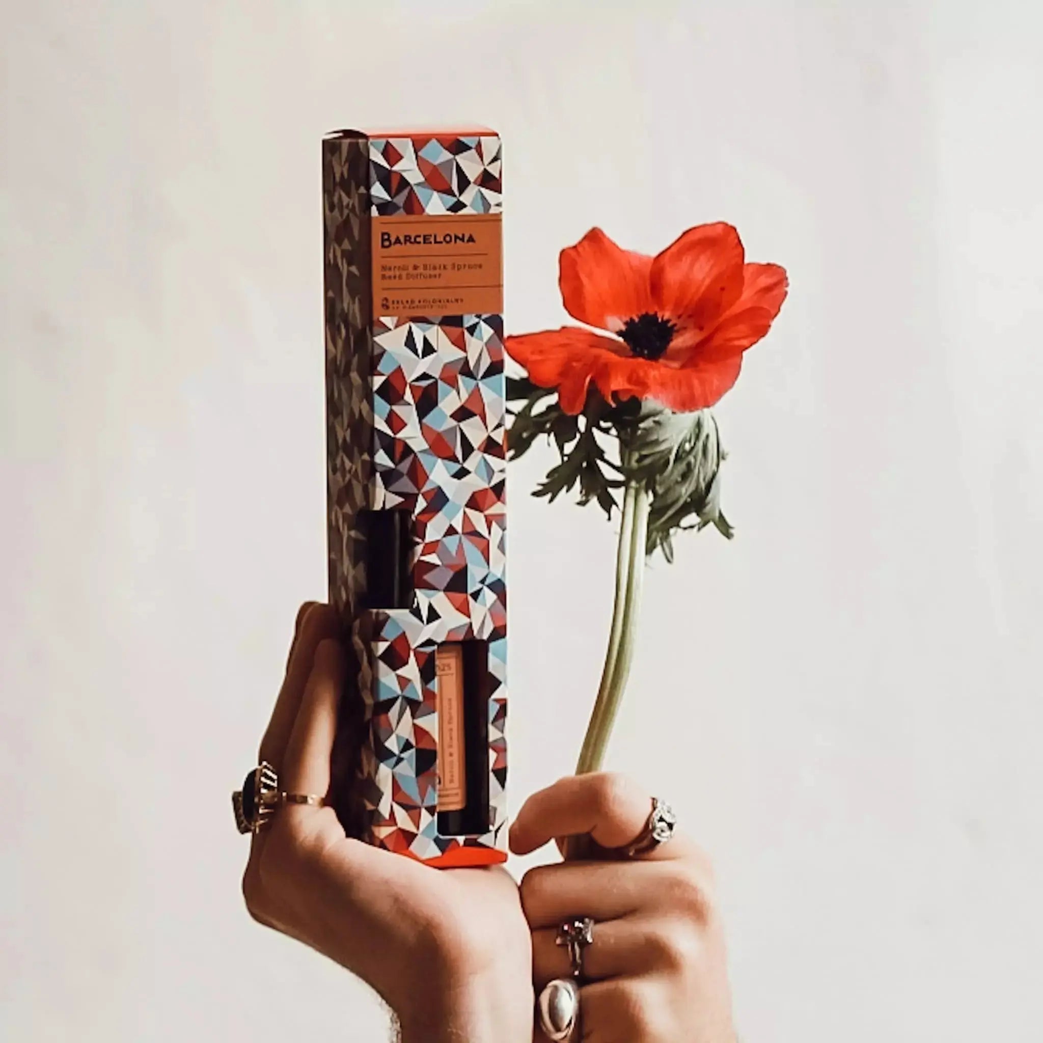BARCELONA 10:25 Neroli & Black Spruce Naturalny Dyfuzor Rattanowy - Kolekcja Travels kwiat
