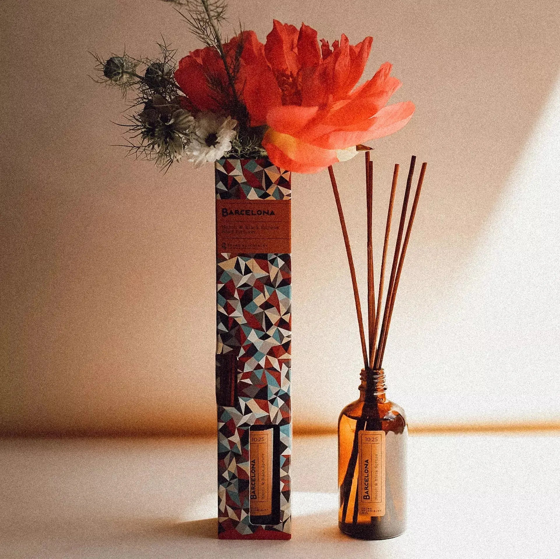 BARCELONA 10:25 Neroli & Black Spruce Naturalny Dyfuzor Rattanowy - Kolekcja Travels tlo