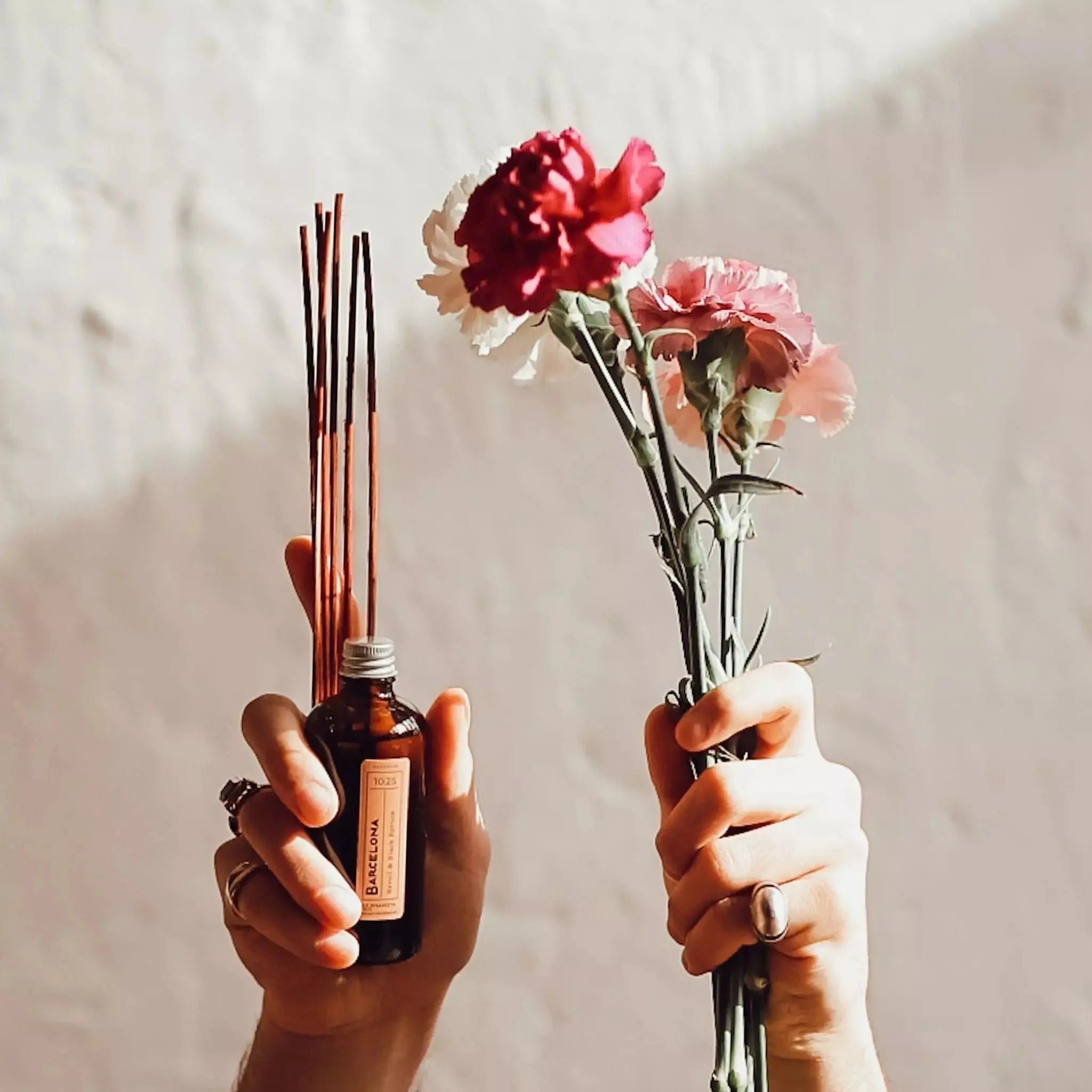 BARCELONA 10:25 Neroli & Black Spruce Naturalny Dyfuzor Rattanowy - Kolekcja Travels tlo