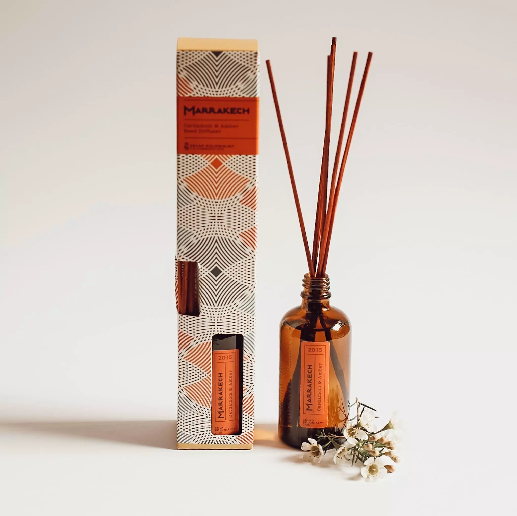 MARRAKECH 20:15 Cardamom & Amber Naturalny Dyfuzor Rattanowy - Kolekcja Travels tlo