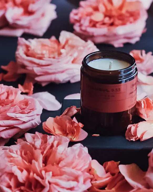 ISTANBUL 9:53 Damascus Rose & Musk - Świeca sojowa premium - Kolekcja Travels