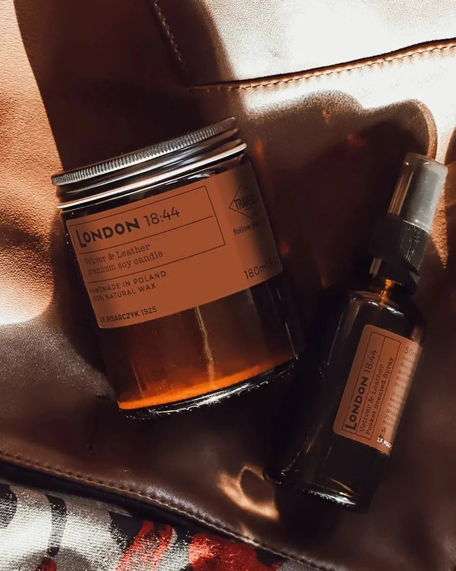 LONDON 18:44 Vetiver & Leather - Świeca sojowa premium - Kolekcja Travels