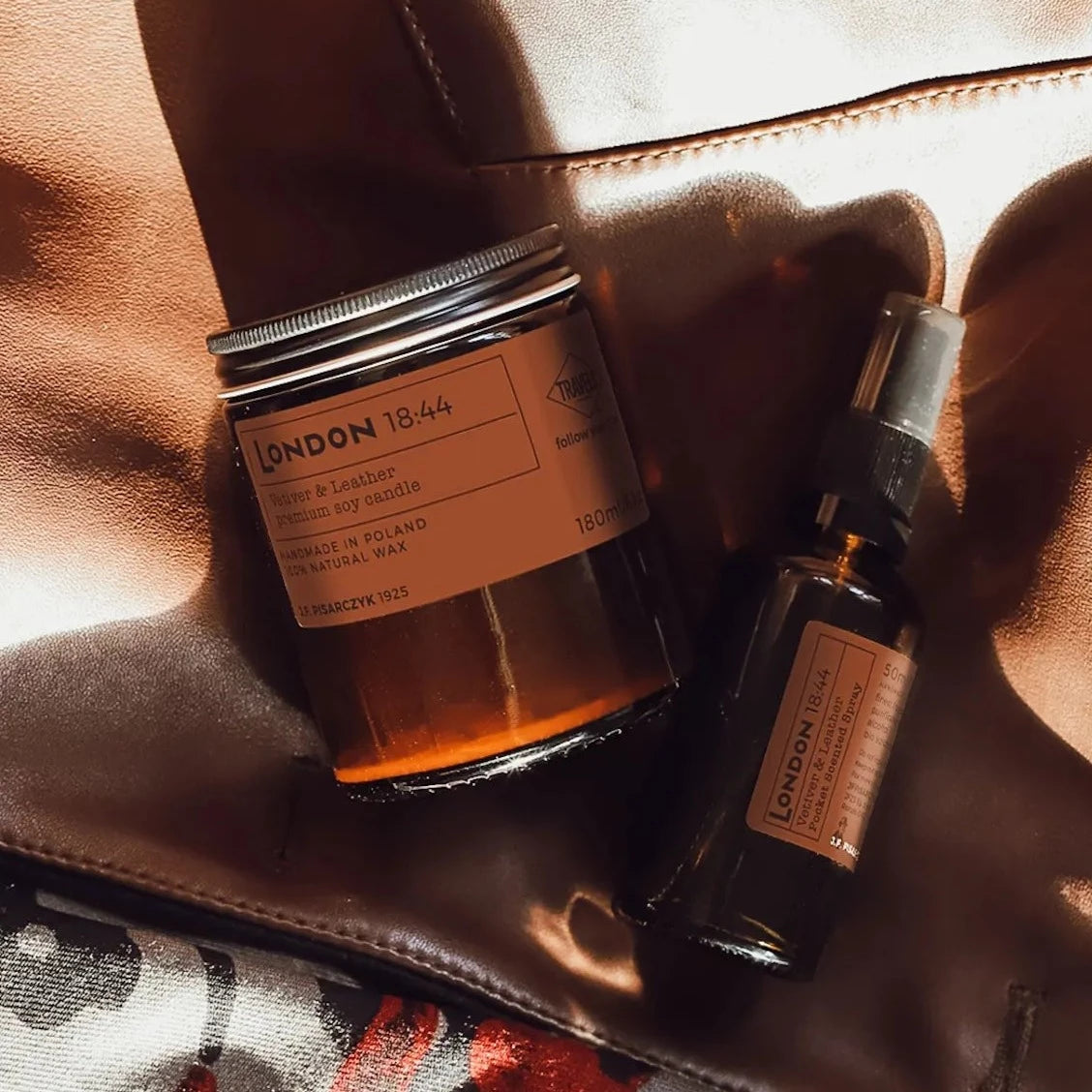 LONDON 18:44 Vetiver & Leather - Naturalna Świeca Sojowa - Kolekcja Travels zestaw