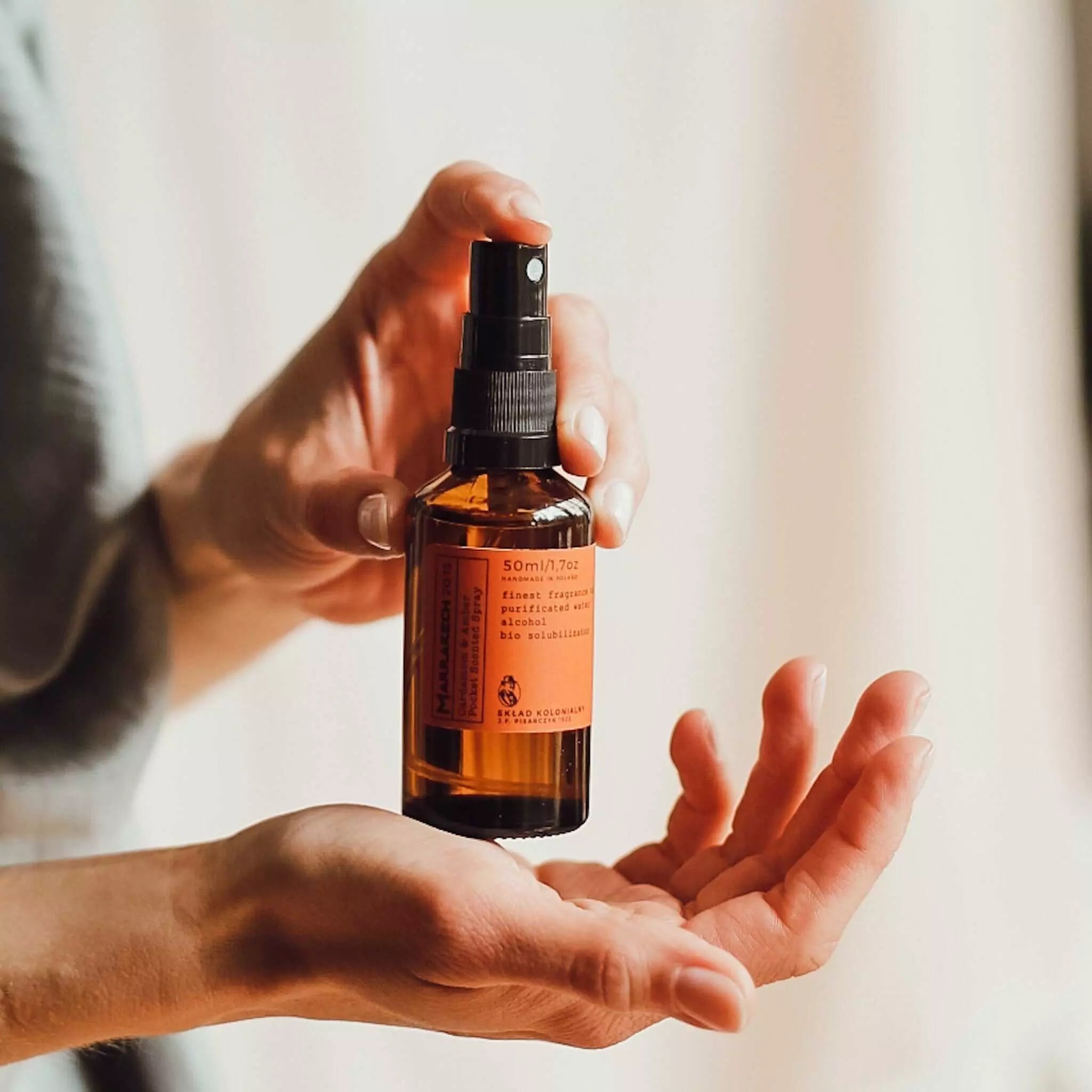 MARRAKECH 20:15 Cardamom & Amber Home Perfume - Kolekcja Travels tlo