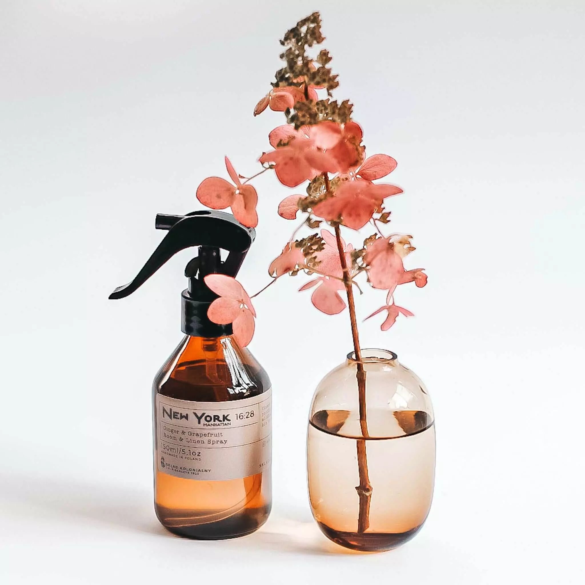 NEW YORK 16:28 Ginger & Grapefruit Home Perfume - Kolekcja Travels 150ml tlo