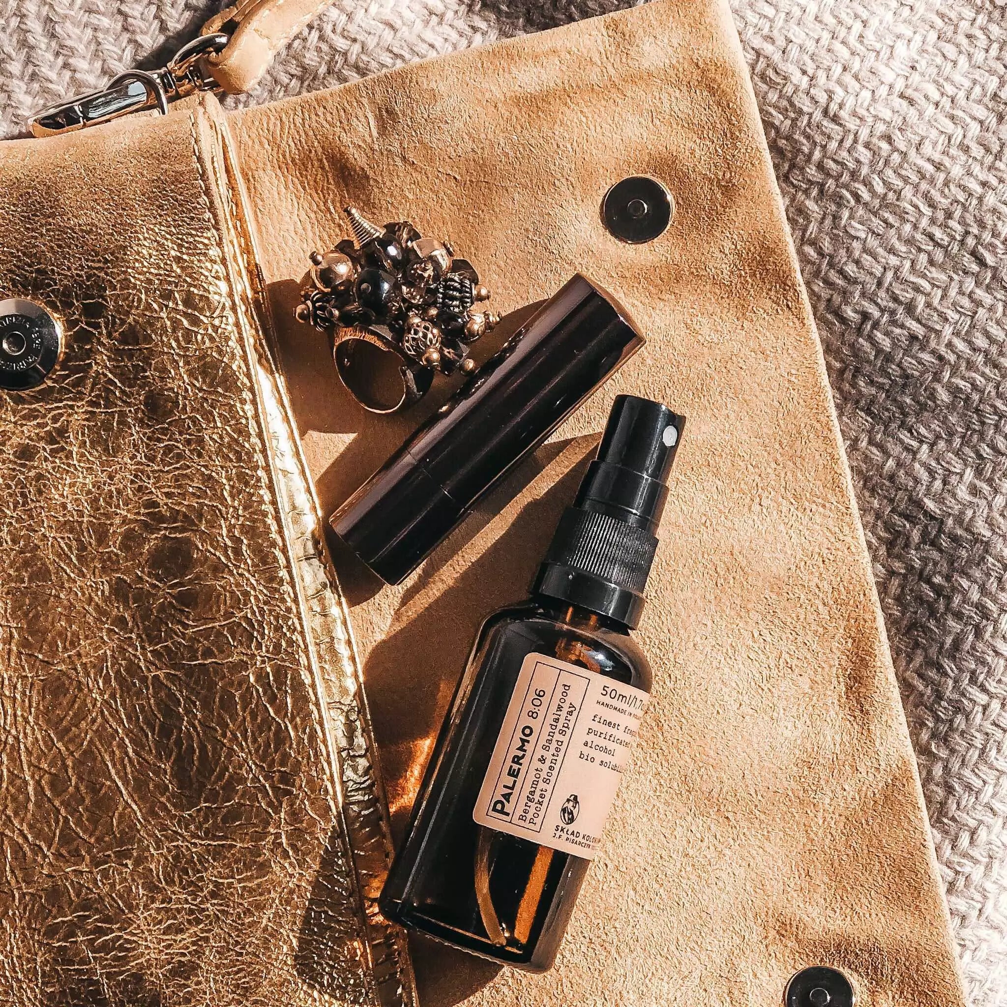 PALERMO 8:06 Bergamot & Sandalwood Home Perfume - Kolekcja Travels tlo