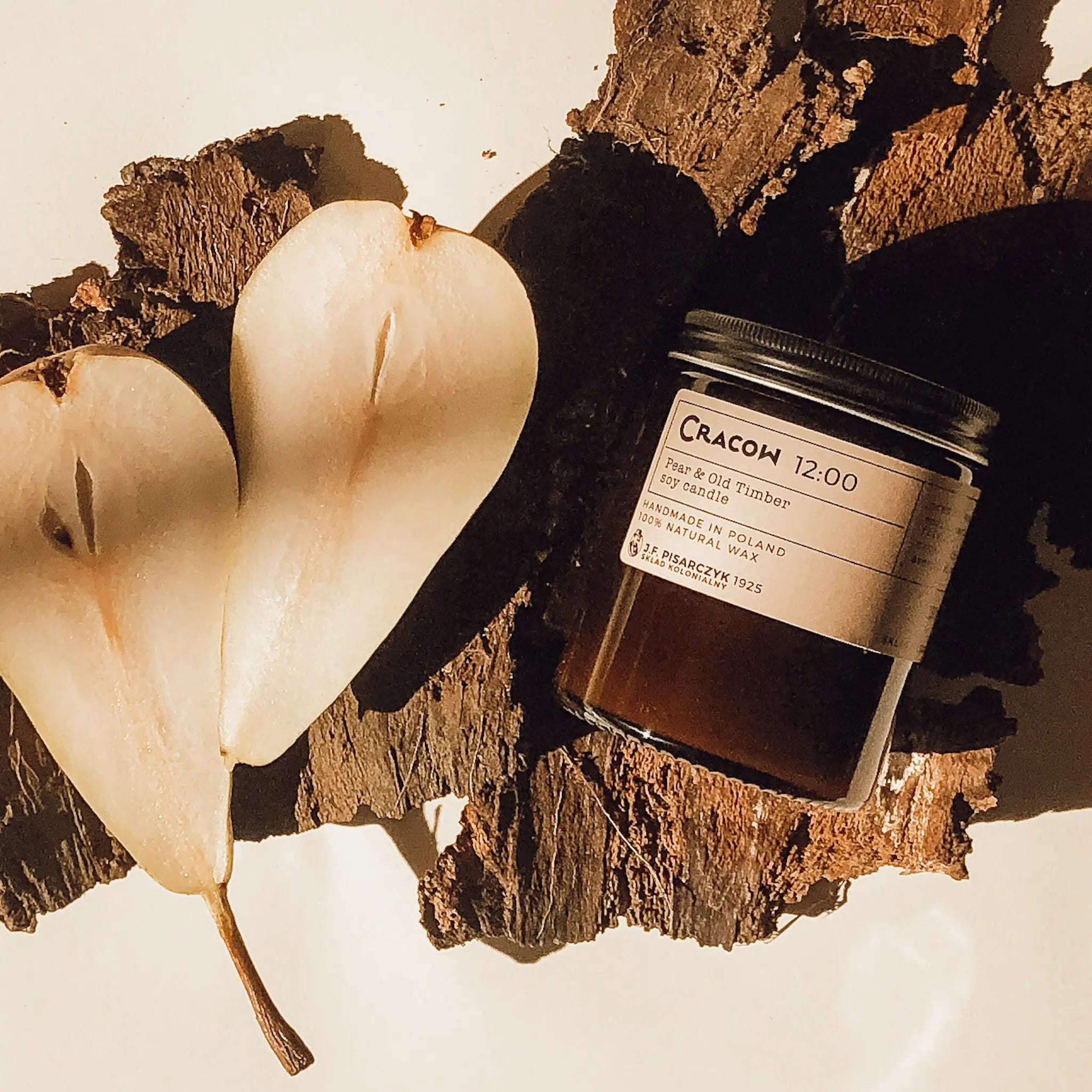 CRACOW 12:00 Pear & Old Timber - Naturalna Świeca Sojowa - Kolekcja Travels tlo gruszka