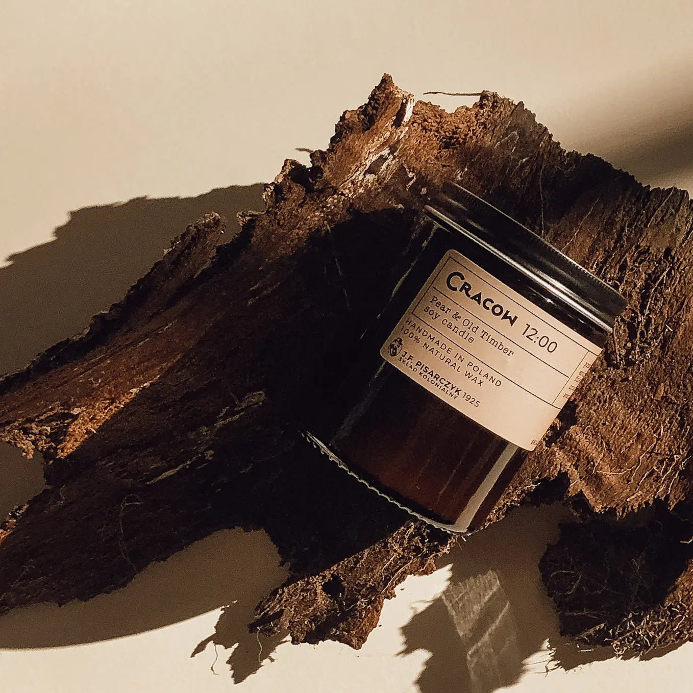 CRACOW 12:00 Pear & Old Timber - Świeca sojowa premium - Kolekcja Travels