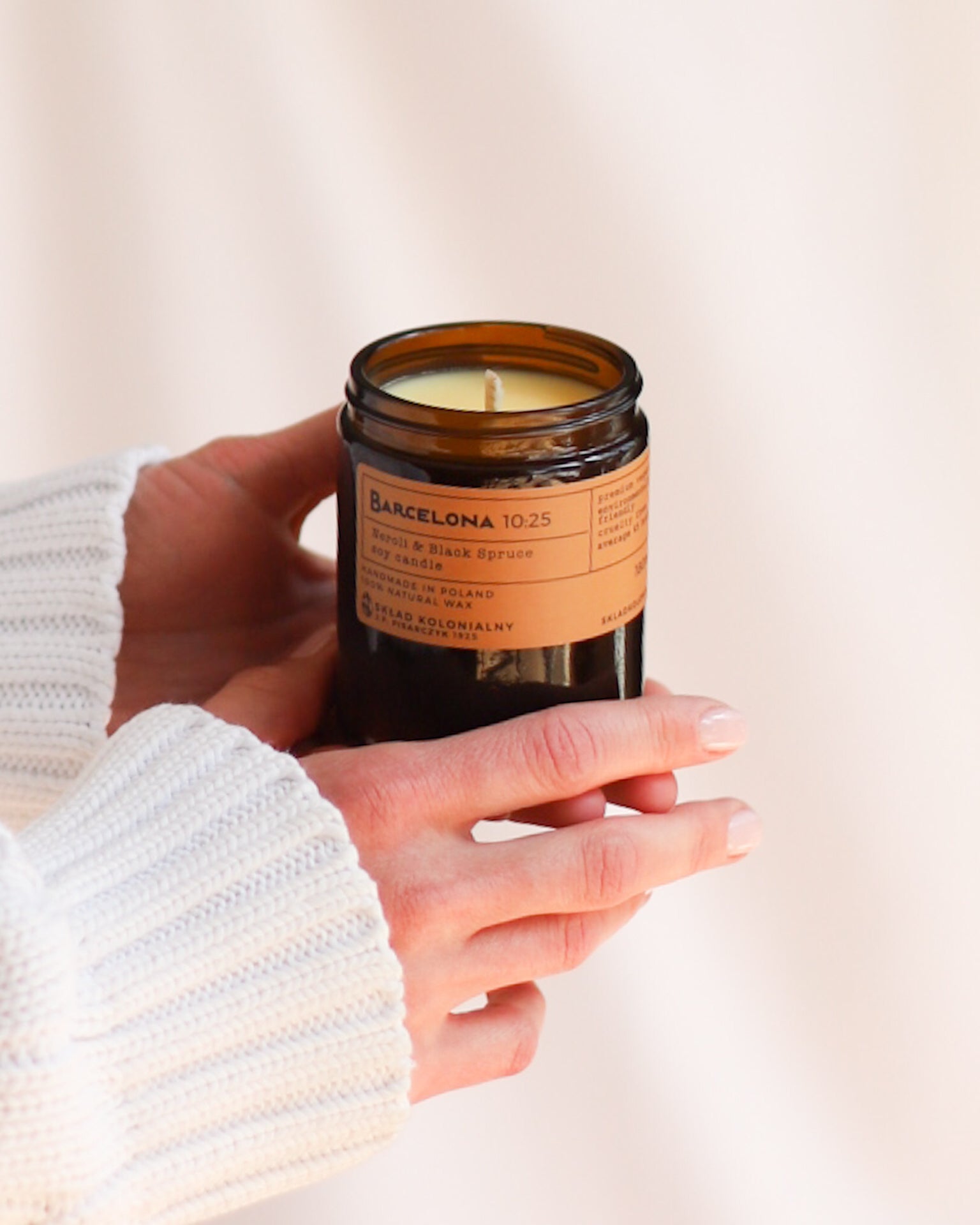 BARCELONA 10:25 Neroli & Black Spruce - Świeca sojowa premium - Kolekcja Travels