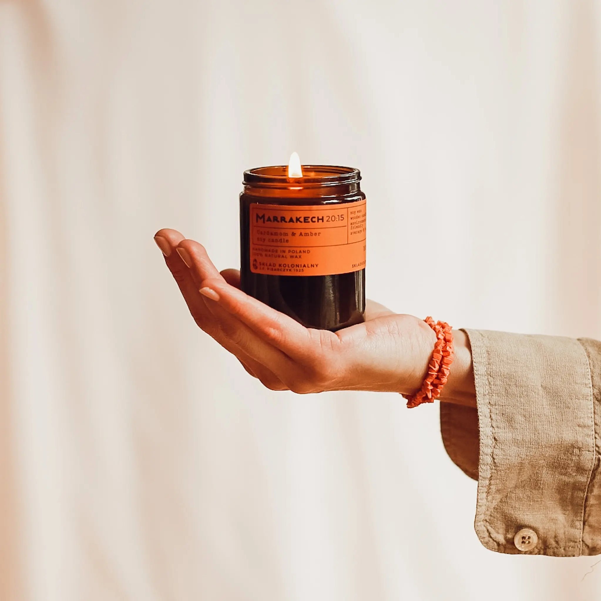 MARRAKECH 20:15 Cardamom & Amber - Naturalna Świeca Sojowa - Kolekcja Travels reka