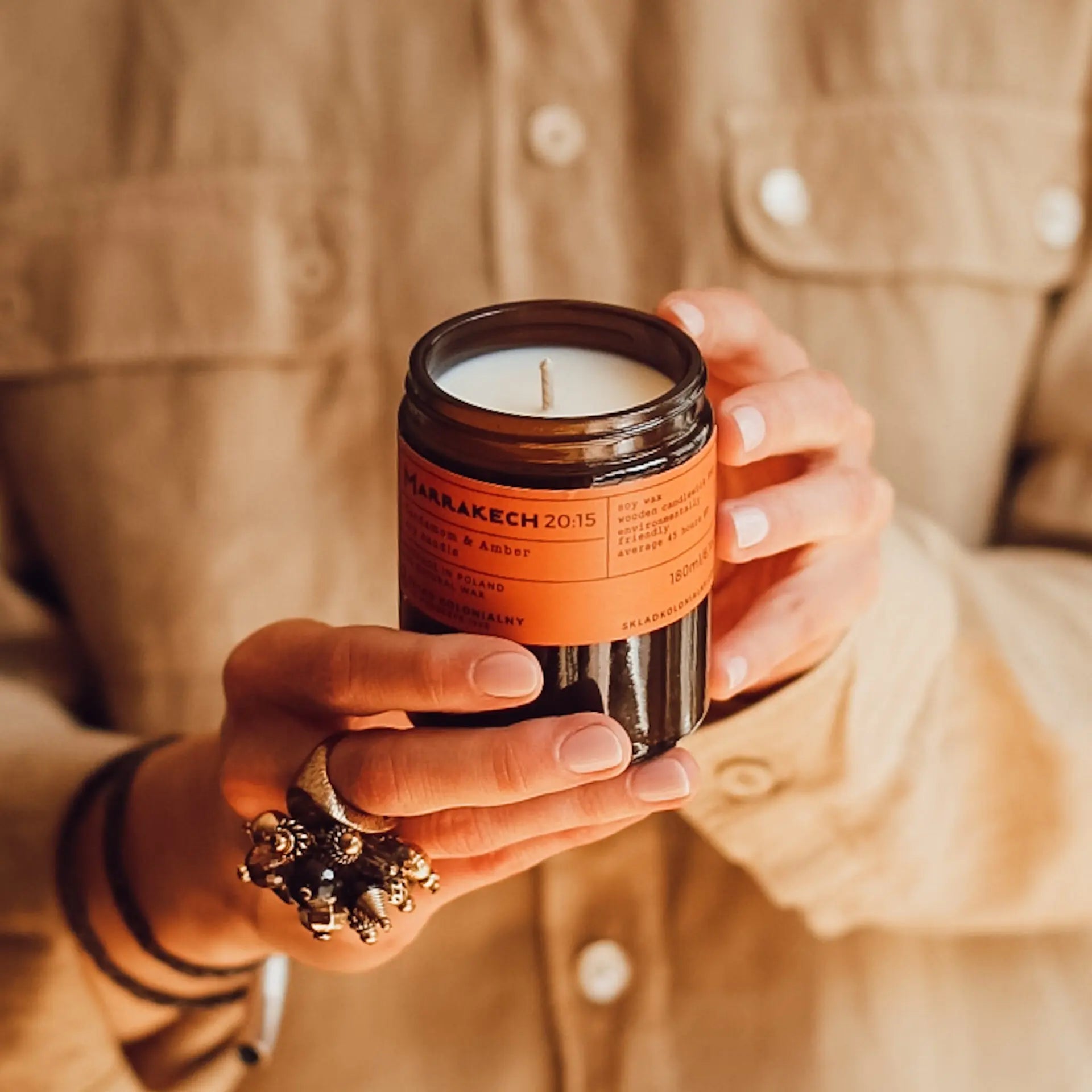 MARRAKECH 20:15 Cardamom & Amber - Naturalna Świeca Sojowa - Kolekcja Travels tlo