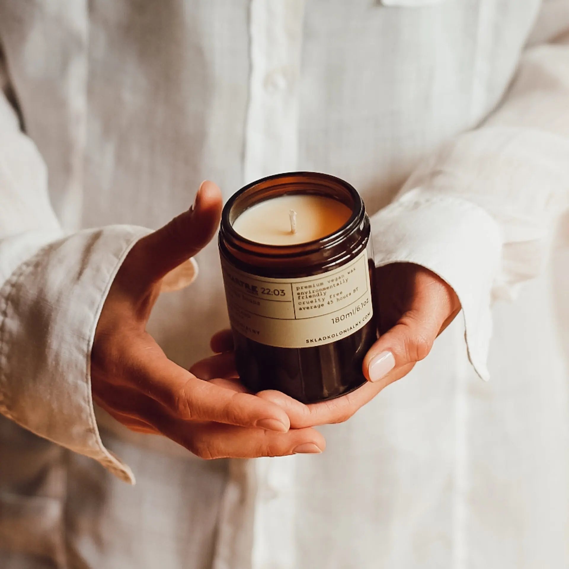 NEW YORK 16:28 Ginger & Grapefruit - Naturalna Świeca Sojowa - Kolekcja Travels tlo