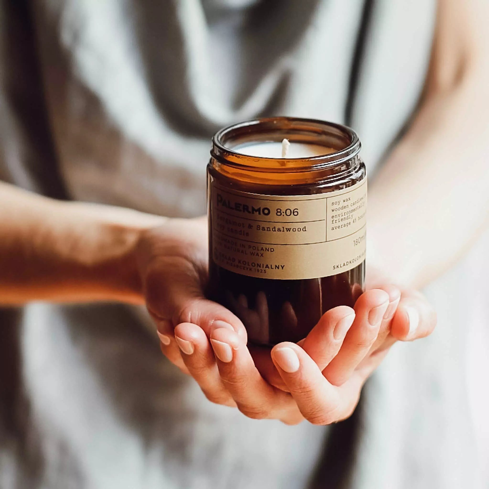 PALERMO 8:06 Bergamot & Sandalwood - Naturalna Świeca Sojowa - Kolekcja Travels tlo