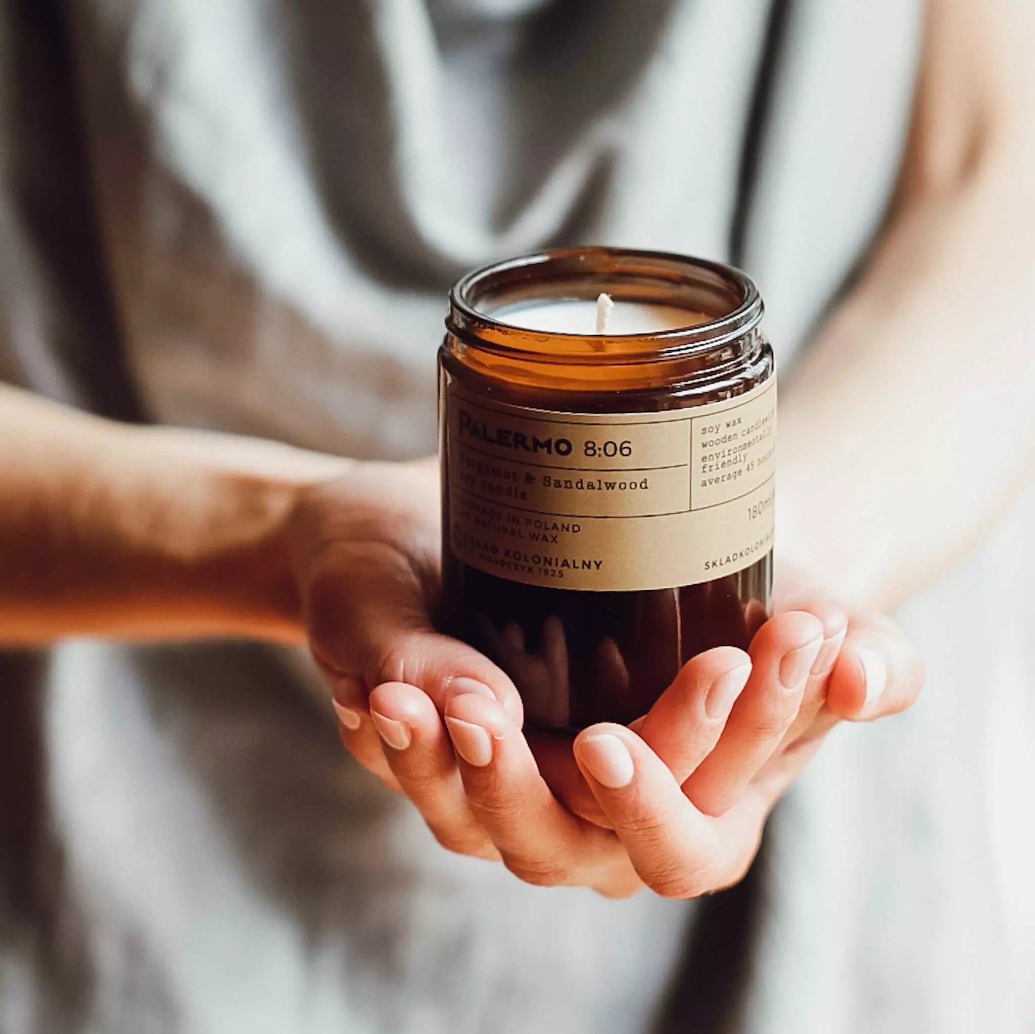 PALERMO 8:06 Bergamot & Sandalwood - Naturalna Świeca Sojowa - Kolekcja Travels tlo