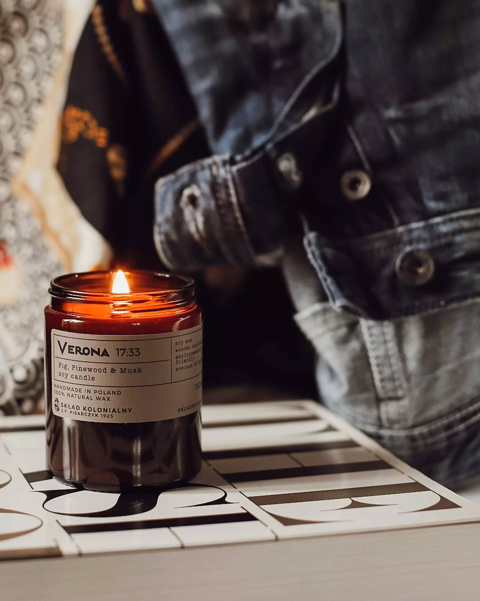 VERONA 17:33 Fig, Pinewood & Musk - Świeca sojowa premium - Kolekcja Travels