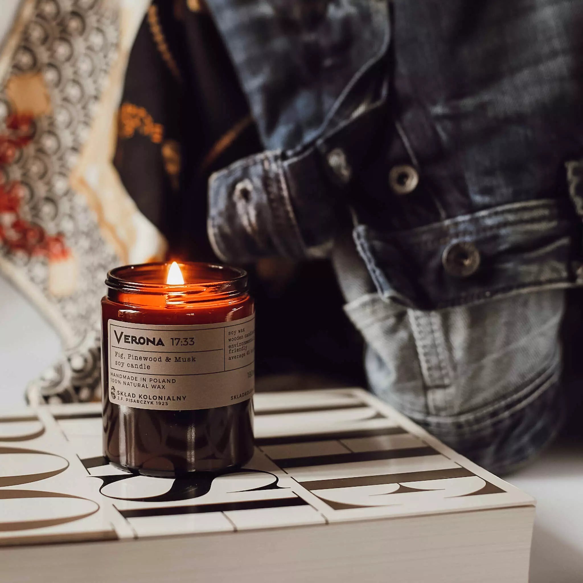 VERONA 17:33 Fig, Pinewood & Musk - Świeca sojowa premium - Kolekcja Travels