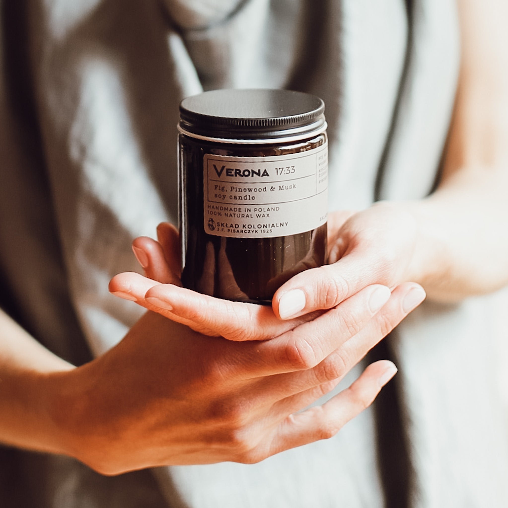 VERONA 17:33 Fig, Pinewood & Musk - Naturalna Świeca Sojowa - Kolekcja Travels tlo