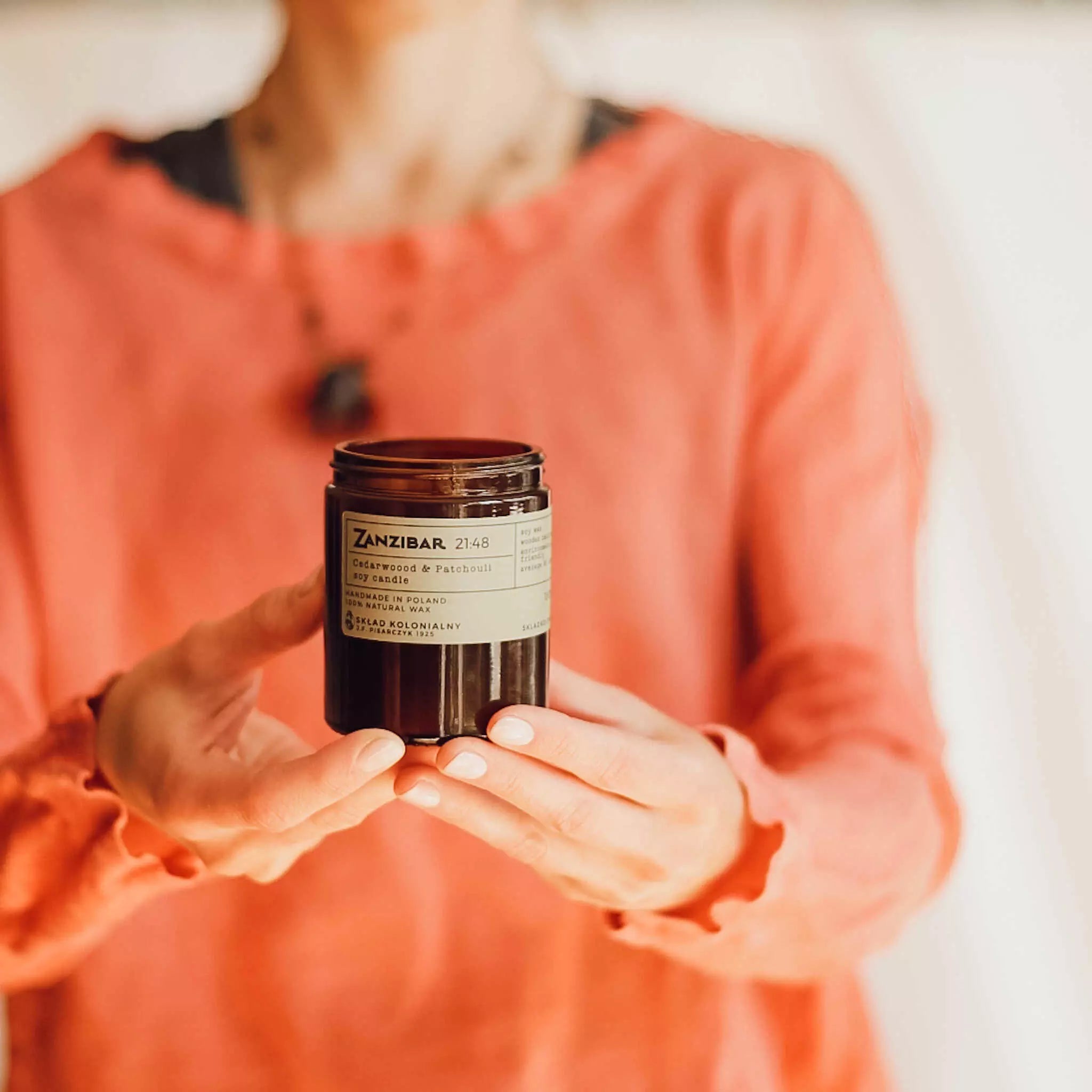 ZANZIBAR 21:48 Cedarwood & Patchouli - Świeca sojowa premium - Kolekcja Travels