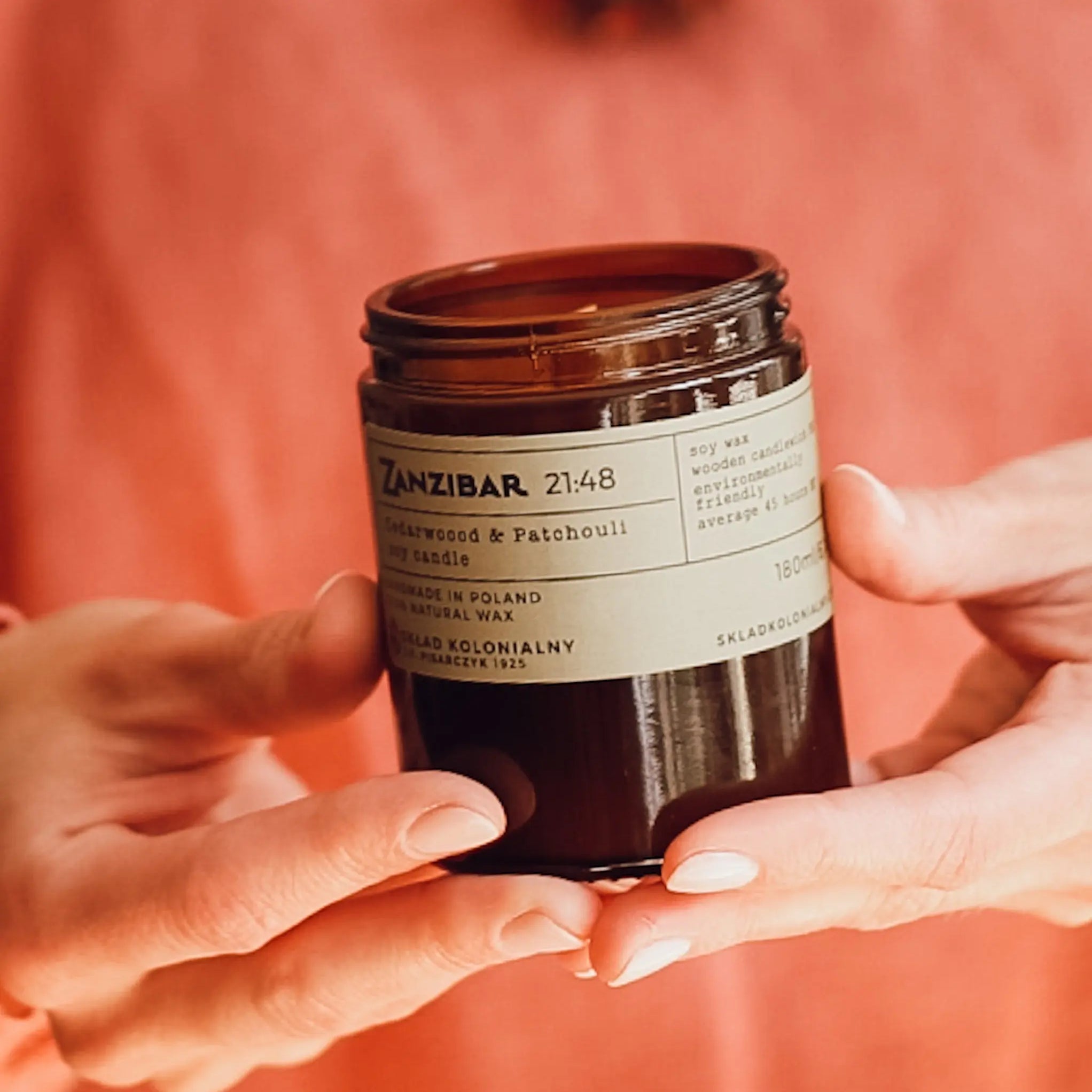 ZANZIBAR 21:48 Cedarwood & Patchouli - Świeca sojowa premium - Kolekcja Travels