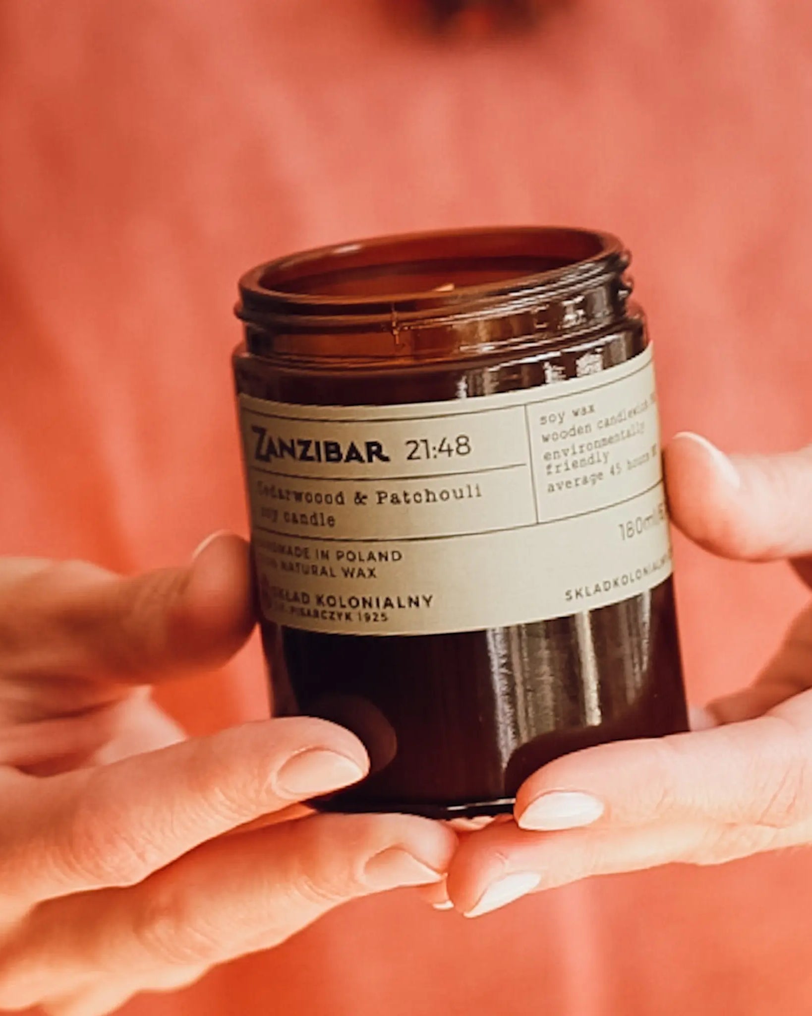ZANZIBAR 21:48 Cedarwood & Patchouli - Świeca sojowa premium - Kolekcja Travels