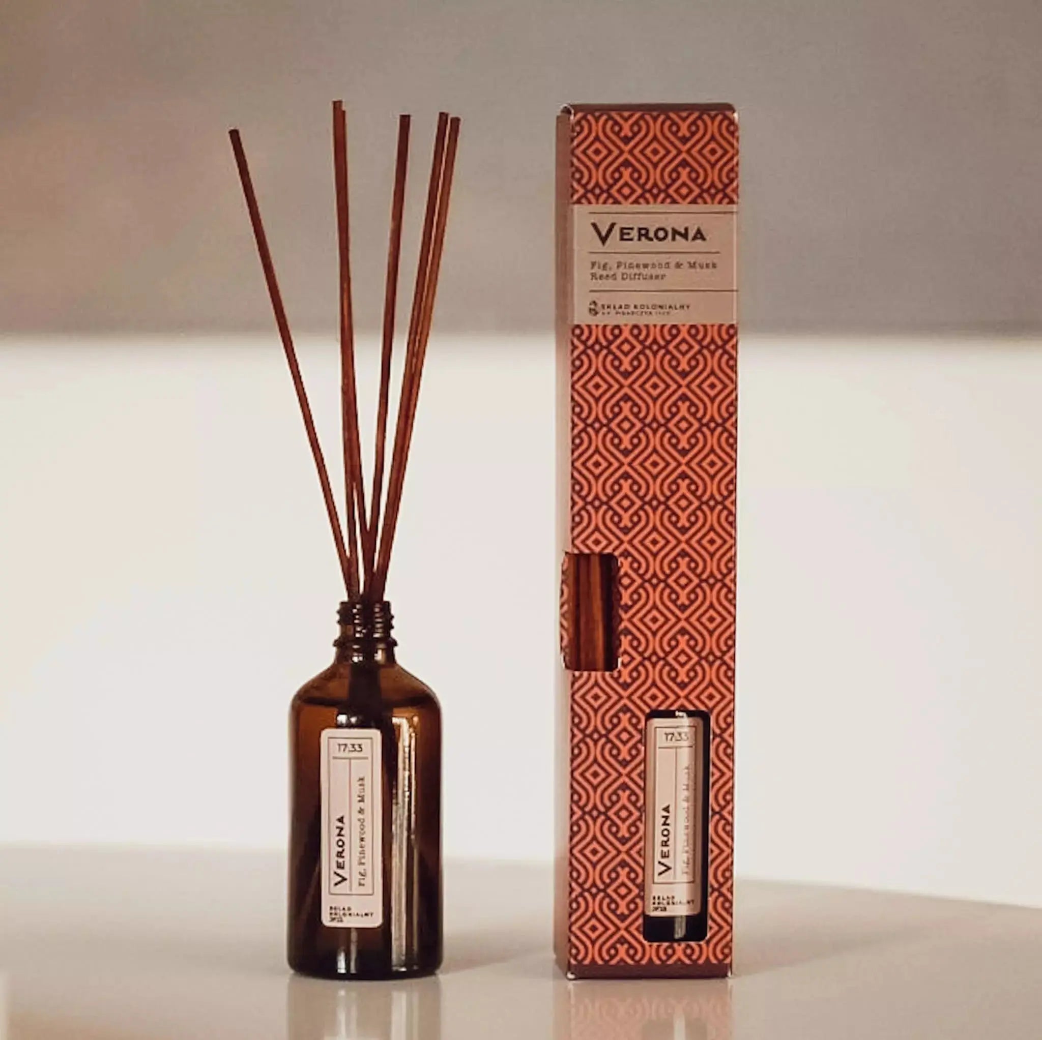 VERONA 17:33 Fig, Pinewood & Musk  Naturalny Dyfuzor Rattanowy - Kolekcja Travels JF Pisarczyk 1925