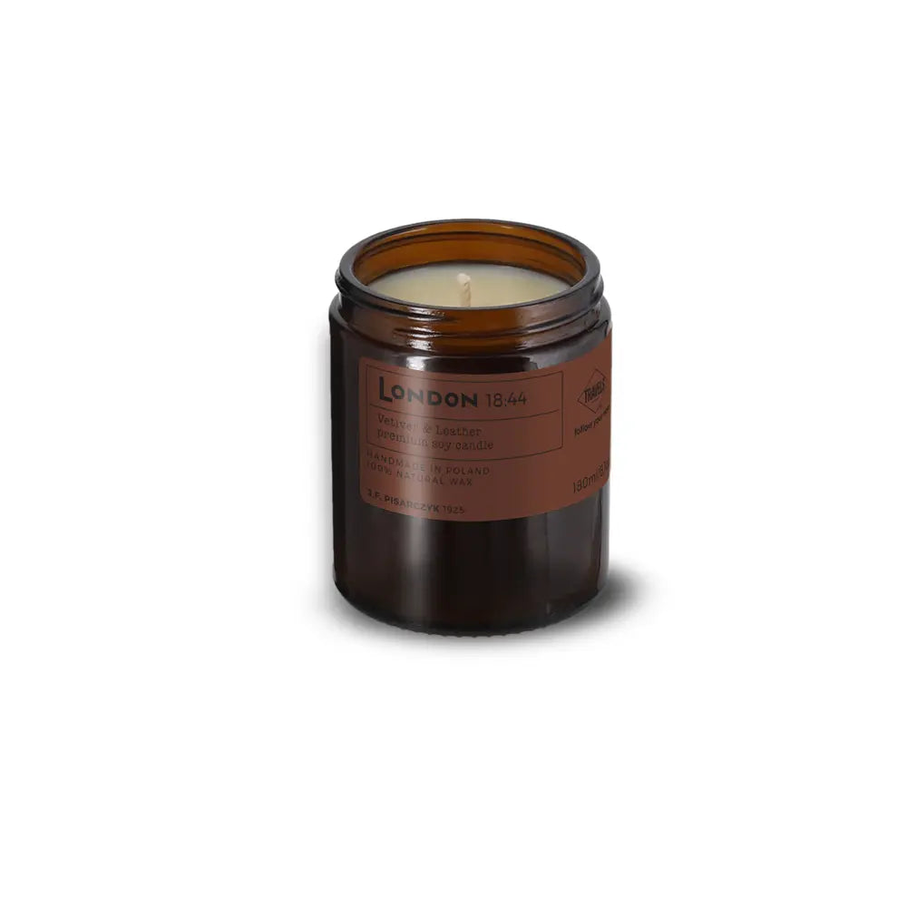 LONDON 18:44 Vetiver & Leather - Świeca sojowa premium - Kolekcja Travels