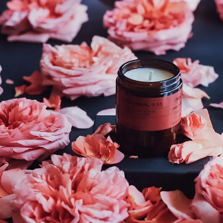 ISTANBUL 9:53 Damascus Rose & Musk - Świeca sojowa premium - Kolekcja Travels