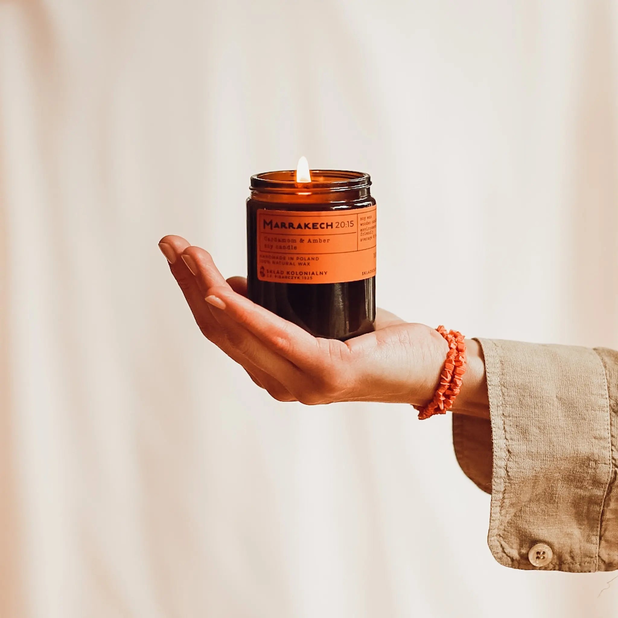 MARRAKECH 20:15 Cardamom & Amber - Naturalna Świeca Sojowa - Kolekcja Travels reka